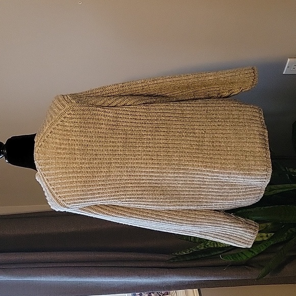 Ribbed Wool V-NECK Sweater - Picture 3 of 5